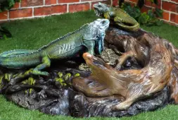 Крышка люка Игуана на бревне (F07422)