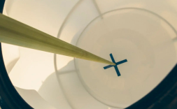 Емкость ФМ 500 белая в обрешетке N с лопастной мешалкой